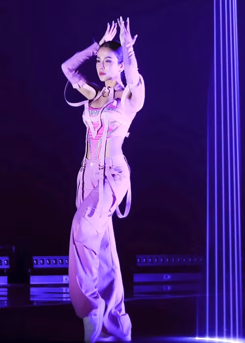 Nhảy hiphop là thế mạnh của bà mẹ hai con. Ảnh: FBNV.