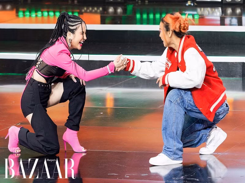 Cô khéo kết hợp trang phục để khoe vẻ cá tính. Ảnh: Bazaarvietnam.