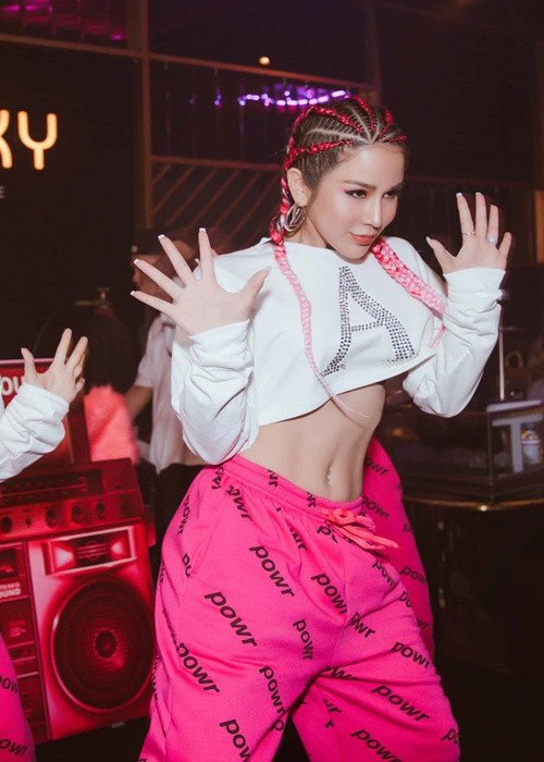 Diệp Lâm Anh chuộng mặc thiết kế khoe eo săn chắc. Ảnh: Phụ Nữ Việt Nam.