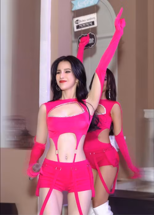 Vóc dáng của Diệp Lâm Anh vẫn nuột nà dù từng hai lần sinh nở. Ảnh: FBNV.