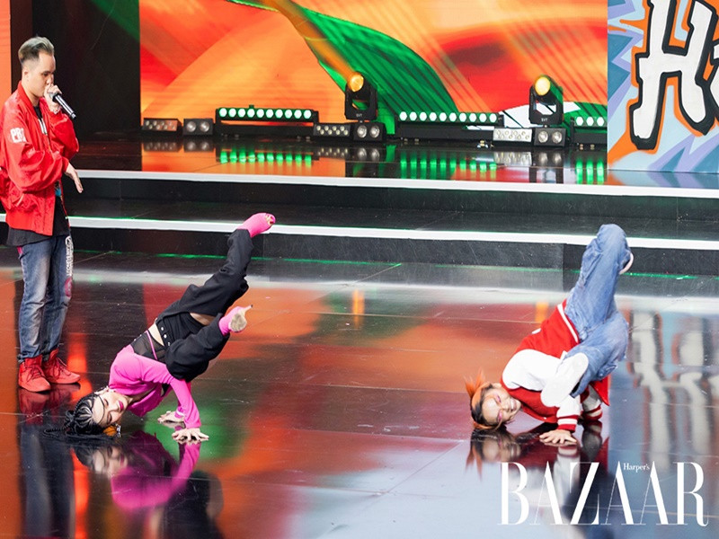 Trang phục biểu diễn của Diệp Lâm Anh năng động để cô thoải mái thể hiện các động tác vũ đạo. Ảnh: Bazaarvietnam.