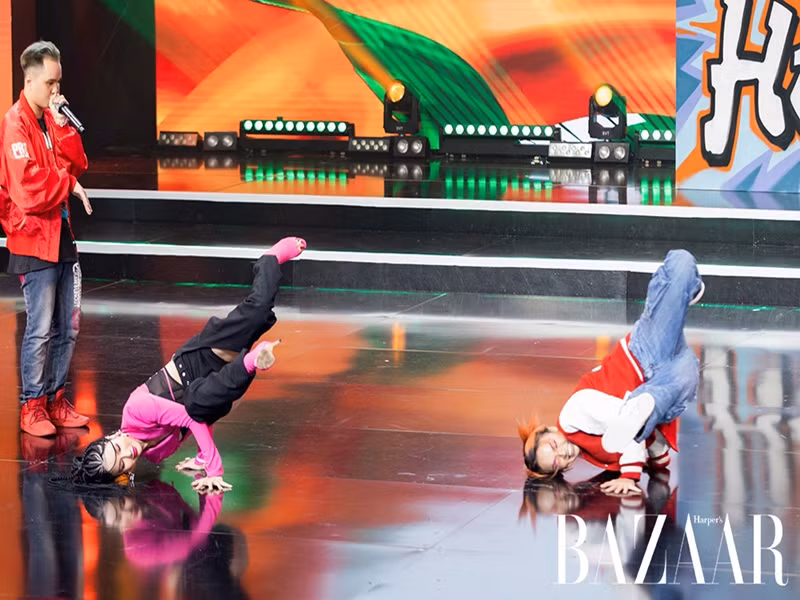 Trang phục biểu diễn của Diệp Lâm Anh năng động để cô thoải mái thể hiện các động tác vũ đạo. Ảnh: Bazaarvietnam.