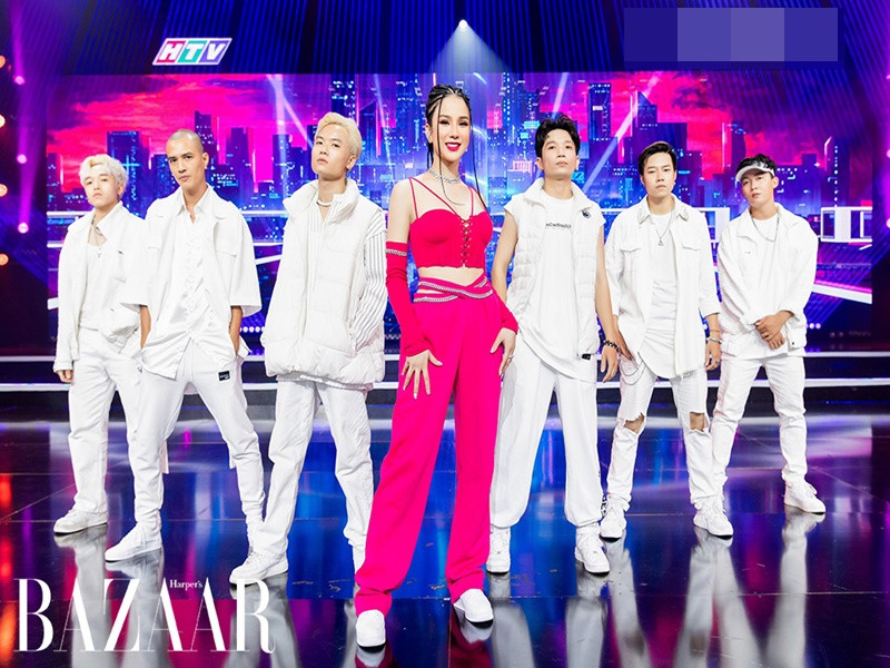 Diệp Lâm Anh diện áo croptop kết hợp cùng quần ống rộng cạp cao trong tập 2 Sàn đấu vũ đạo 2022. Ảnh: Bazaarvietnam.