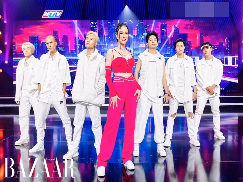 Diệp Lâm Anh diện áo croptop kết hợp cùng quần ống rộng cạp cao trong tập 2 Sàn đấu vũ đạo 2022. Ảnh: Bazaarvietnam.