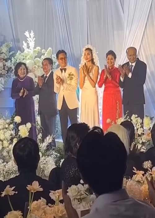 Theo Hồ Ngọc Hà, các khách mời chưa đăng tải hình ảnh vợ chồng Thanh Hằng vì tôn trọng lời yêu cầu của đôi uyên ương. Ảnh: Người Đưa Tin.