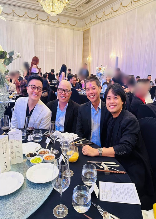 Lương Mạnh Hải (ngoài cùng bên trái) và Vũ Ngọc Đãng (thứ hai bên trái) dự đám cưới của Thanh Hằng. Ảnh: FB Lê Thiện Viễn.