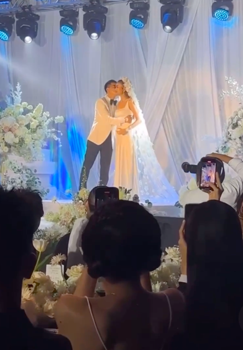 Thanh Hằng thay váy ở phần nghi lễ chính. Trong đám cưới, nhạc trưởng Trần Nhật Minh vừa đệm đàn vừa hát ca khúc Mảnh ghép của hai giấc mơ (lời Việt Anh). Ảnh: Phụ Nữ Số.