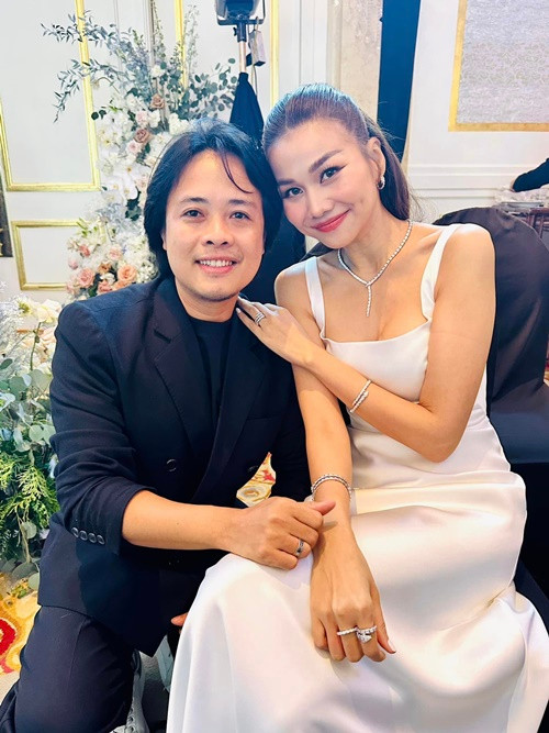 Đạo diễn Lê Thiện Viễn khoe ảnh bên Thanh Hằng trong đám cưới. Ảnh: FB Lê Thiện Viễn.