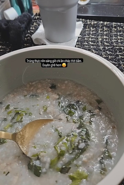 Cô dâu phải ăn cháo do bị trúng thực trước đám cưới. Ảnh: Vietnamnet.