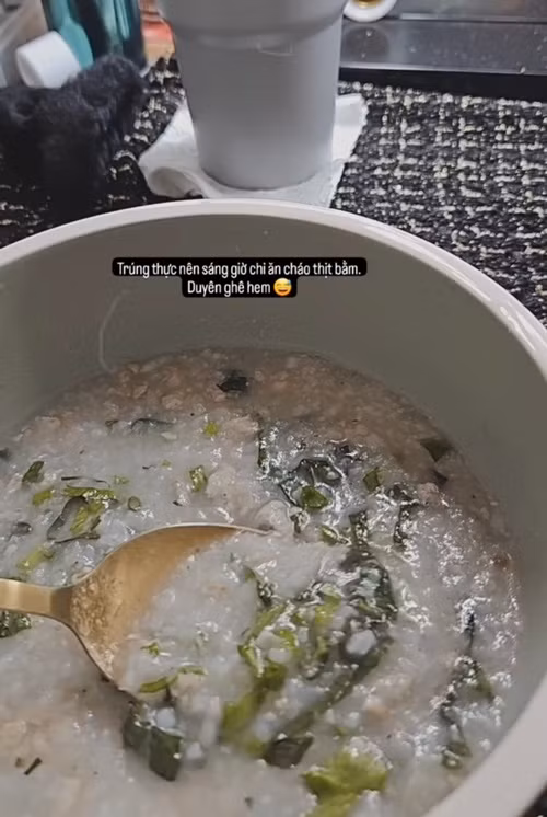 Cô dâu phải ăn cháo do bị trúng thực trước đám cưới. Ảnh: Vietnamnet.