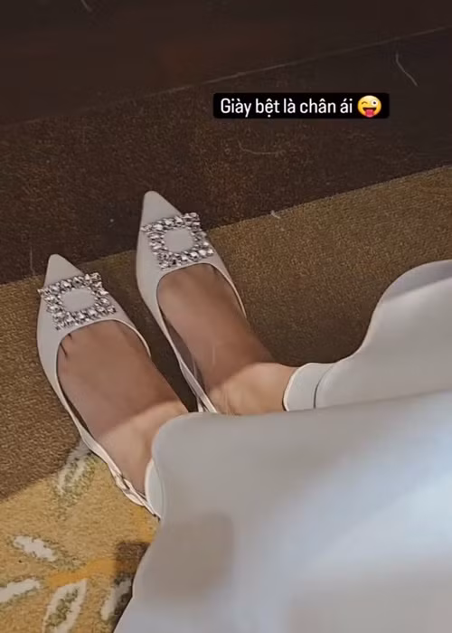 Trước giờ hôn lễ, Thanh Hằng khoe đi giày bệt trong ngày trọng đại. Ảnh: Vietnamnet.