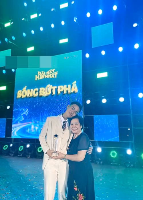 Bà ngoại của Hà An Huy là NSƯT Thúy Mơ - nguyên Phó giám đốc Nhà hát Chèo Hải Dương.