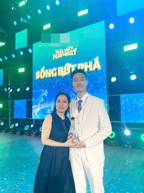 Mẹ của Hà An Huy là nghệ sĩ chèo Minh Phương.