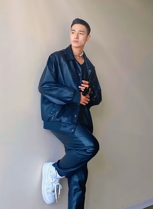 Theo Vietnamnet, gia đình không ngăn cản việc Hà An Huy chọn theo đuổi nhạc trẻ thay vì âm nhạc truyền thống mà để anh tự quyết định. Tuy muốn bứt phá ra khỏi truyền thống gia đình nhưng nam ca sĩ vẫn có tình yêu với nghệ thuật chèo.