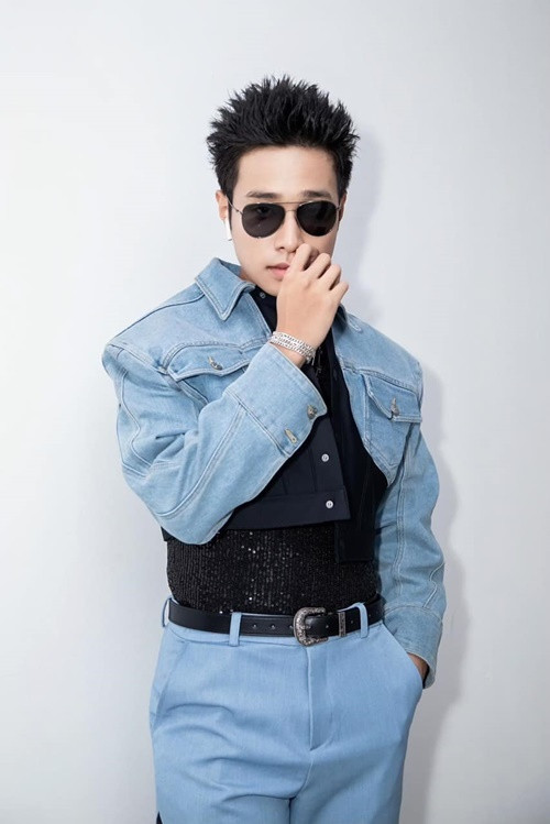 Theo VTV, hồi tháng 2, Hà An Huy trở thành quán quân cuộc thi Bài hát hay nhất phiên bản Big Song Big Deal. Ở chương trình, anh được Hương Giang Idol ngỏ lời mời về công ty của mình và hứa hẹn đưa đi lưu diễn ở Mỹ. Tuy vậy, Hà An Huy khéo léo hẹn Hương Giang ở một dịp khác.