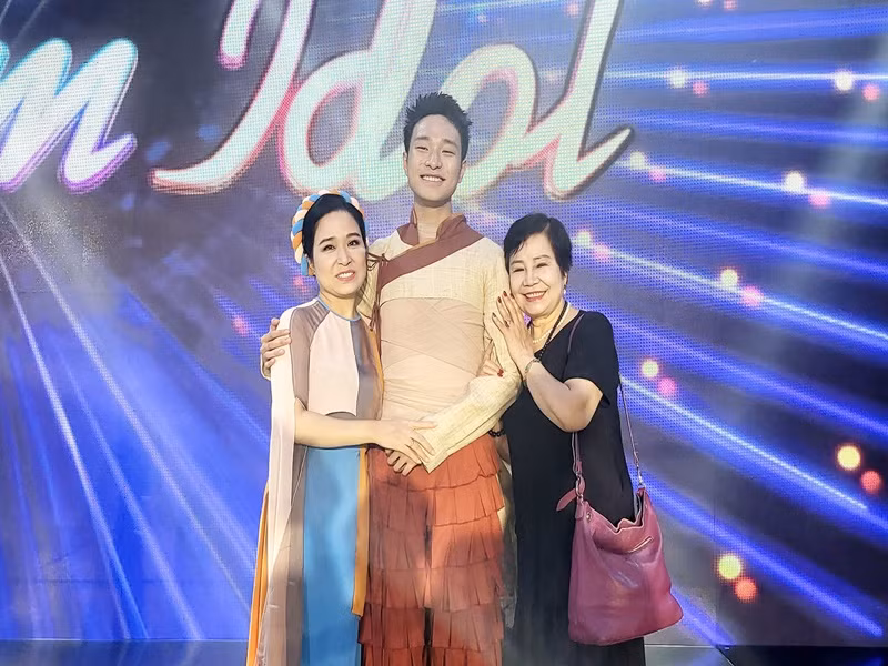 Trong liveshow 3 Vietnam Idol 2023, Hà An Huy được mẹ hỗ trợ trong tiết mục Đào liễu.