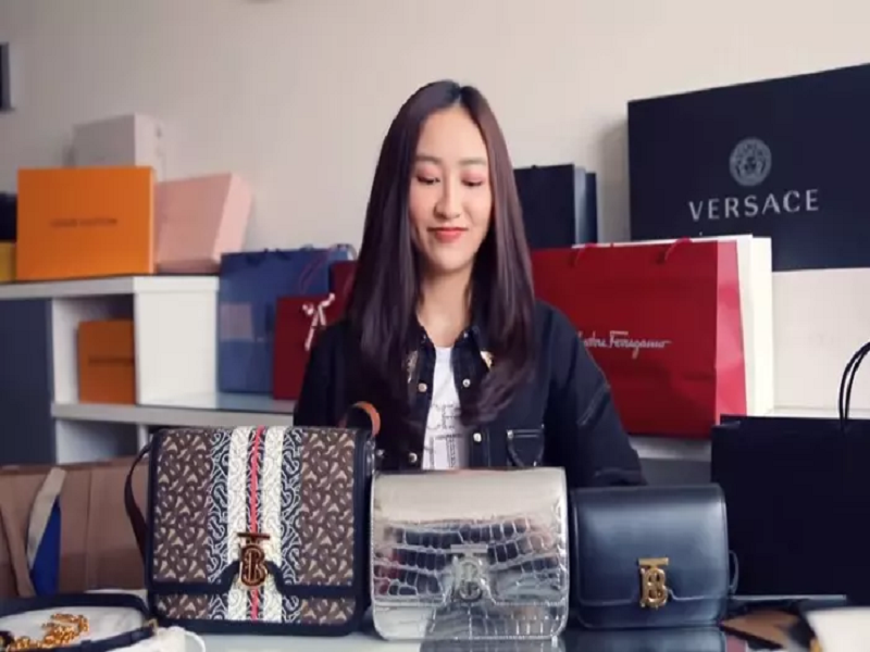 Năm 2020, một Facebooker lại đăng clip đập hộp đồ hiệu của Hà Thu kèm lời chia sẻ khiến Hà Thu vướng nghi vấn đi mượn đồ để sống ảo. Giữa ồn ào, Hà Thu khẳng định loạt trang phục và phụ kiện đó là do chính cô tự mua chứ không phải đi mượn. Ảnh: Vietnamnet.