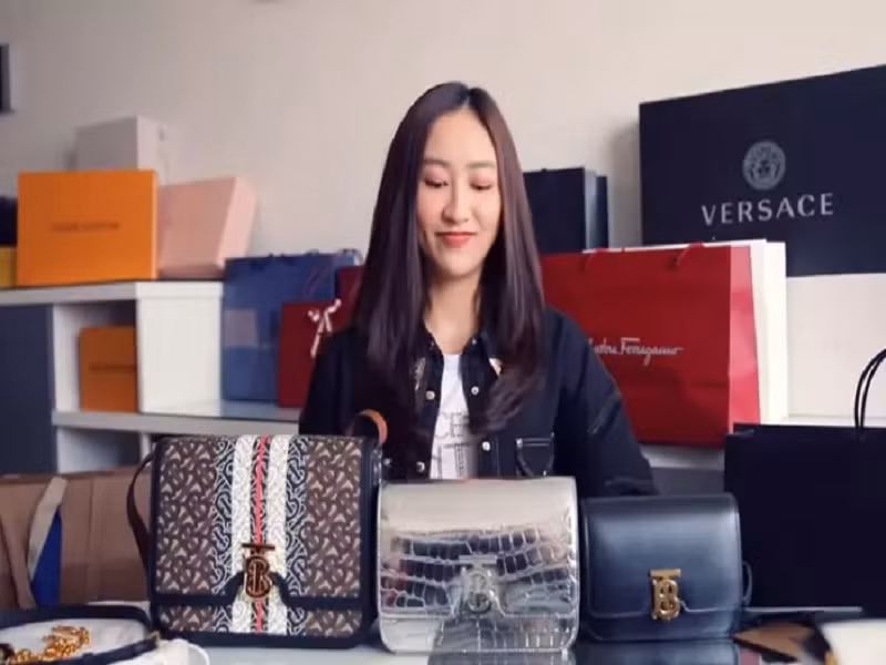 Năm 2020, một Facebooker lại đăng clip đập hộp đồ hiệu của Hà Thu kèm lời chia sẻ khiến Hà Thu vướng nghi vấn đi mượn đồ để sống ảo. Giữa ồn ào, Hà Thu khẳng định loạt trang phục và phụ kiện đó là do chính cô tự mua chứ không phải đi mượn. Ảnh: Vietnamnet.