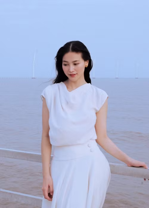 Sau khi trao vương miện cho người kế nhiệm, chân dài gốc Bến Tre ít xuất hiện trên truyền thông hay sự kiện. Thi thoảng, Phương Khánh làm người mẫu tại chương trình thời trang. Tháng 2, người đẹp cho biết, cô đã chiến thắng được bệnh trầm cảm và rối loạn ăn uống có từ 5 năm trước. Đến tháng 4, Phương Khánh phát hiện bị bệnh cường giáp. Ảnh: FBNV.