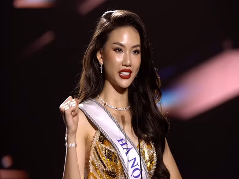 Nhan sắc của Quỳnh Hoa trở thành tâm điểm sau khi cô đăng quang. Nhiều người cho rằng gương mặt của cô thiếu tự nhiên và dừ hơn tuổi thật khi cười. Ảnh: Tiền Phong.