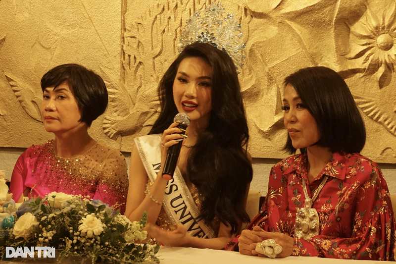 Về các bài tố Hoa hậu Bùi Quỳnh Hoa hút bóng cười, bạo lực học đường, bà Thúy Nga chia sẻ trên Dân Việt, bà đã nhận được những thông tin về các sự việc này và đang xem xét vấn đề liên quan. "Tôi nghĩ sự việc nào cũng phải có bằng chứng cụ thể", trưởng ban tổ chức Miss Universe Vietnam nhấn mạnh. Ảnh: Dân Trí.