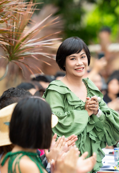 Về ban tổ chức, liên quan đến hành động ngăn Lan Khuê đặt câu hỏi cho Quỳnh Hoa, bà Thúy Nga chia sẻ trên Pháp luật TP HCM, ban tổ chức đã chuẩn bị 6 câu hỏi cho 6 thí sinh và từng giám khảo sẽ lần lượt hỏi. "Tuy nhiên, vì mắt kém hay mất tập trung nên Lan Khuê đã đọc nhầm câu hỏi của giám khảo khác. Tôi giật mình và bảo là nhầm vì câu hỏi của Lan Khuê đã đi ngược với luồng suy nghĩ lúc đó của mình", bà Nga cho hay. Bà Nga cũng nhấn mạnh rằng, việc lựa chọn Bùi Quỳnh Hoa đăng quang hoàn toàn xứng đáng. Ảnh: Dân Việt.