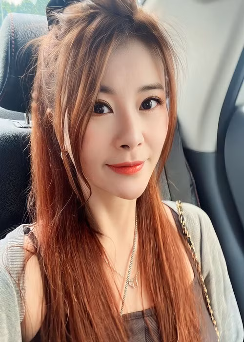 Nữ diễn viên khéo lựa chọn kiểu tóc và trang phục để trông trẻ hơn tuổi thật.