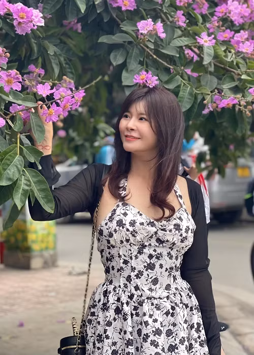 Ở tuổi U50, nữ diễn viên vẫn giữ được vóc dáng thon gọn.