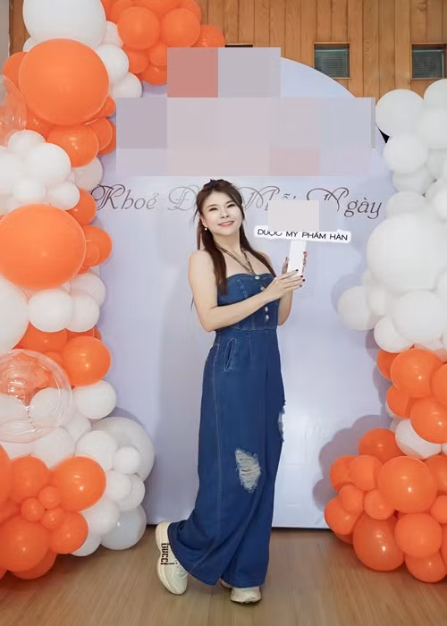 Trong phim Đừng bắt em phải quên, cô không ngại làm kiểu tóc vểnh hết ra ngoài khi đóng vai phản diện em gái mưa.