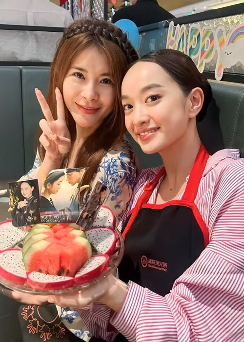 Sau khi đóng phim Người vợ cuối cùng, Kim Oanh thân thiết với các diễn viên Kaity Nguyễn, Đinh Ngọc Diệp.