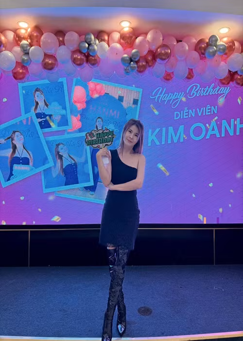 “Tôi sẵn sàng chia sẻ về công việc hoạt động nghệ thuật, còn đời tư phải giấu. Tôi nghĩ rằng nếu như mình giấu một chút nào đấy thì sẽ tạo được bí ẩn cho khán giả", cô tâm sự.