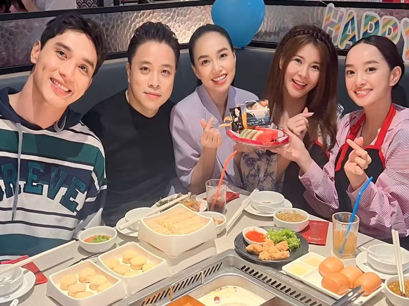 Đạo diễn Victor Vũ và dàn diễn viên phim Người vợ cuối cùng mừng sinh nhật Kim Oanh.