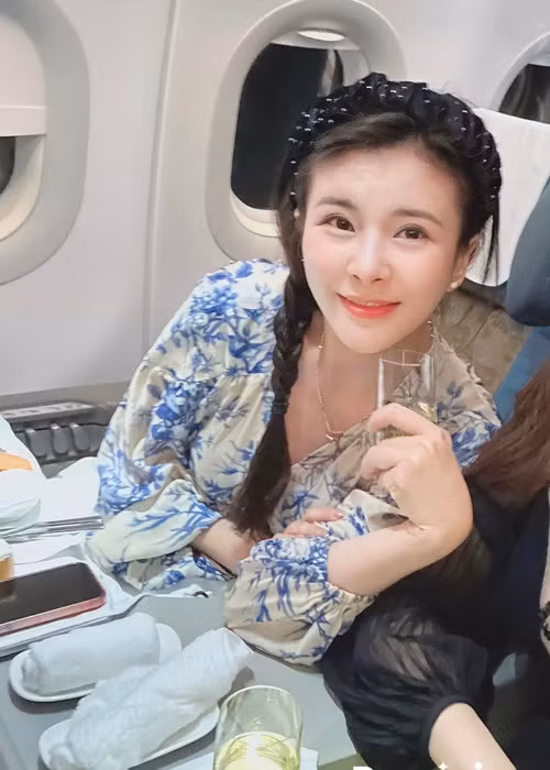 Phong cách đời thường của Kim Oanh nữ tính và tươi trẻ.