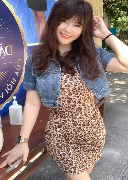 Kim Oanh vừa bước sang tuổi 48.