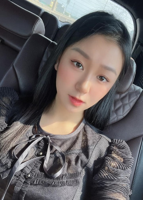 Người đẹp thẳng thắn chia sẻ về quan điểm "đại gia - chân dài": "“Không phải hoa hậu hay á hậu nào đi thi cũng để quen những đại gia và đổi đời mà chỉ đơn giản họ đi thi để muốn thử sức mình, để tự tin và mạnh dạn hơn khi đứng trên sân khấu. Còn khi mình đã xác định mối quan hệ tình cảm với ai đó thì việc người đàn ông chủ động tặng quà cho người yêu là chuyện rất bình thường vì khi đó họ muốn chứng tỏ tình cảm với người mình yêu”.