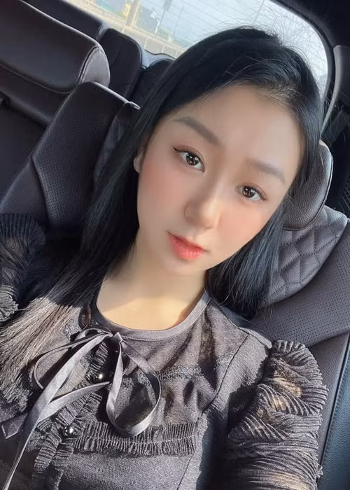 Người đẹp thẳng thắn chia sẻ về quan điểm "đại gia - chân dài": "“Không phải hoa hậu hay á hậu nào đi thi cũng để quen những đại gia và đổi đời mà chỉ đơn giản họ đi thi để muốn thử sức mình, để tự tin và mạnh dạn hơn khi đứng trên sân khấu. Còn khi mình đã xác định mối quan hệ tình cảm với ai đó thì việc người đàn ông chủ động tặng quà cho người yêu là chuyện rất bình thường vì khi đó họ muốn chứng tỏ tình cảm với người mình yêu”.