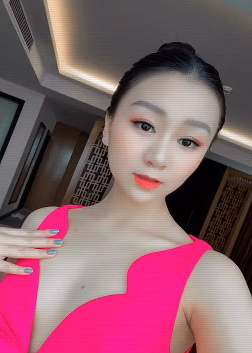 "Tôi mang trong mình một trái tim yêu thương, lan tỏa và chạm đến những trái tim yêu thương khác. Tôi cảm thấy biết ơn, trân trọng những mối lương duyên tuyệt đẹp ở cuộc sống này", Yến Nhi chia sẻ.