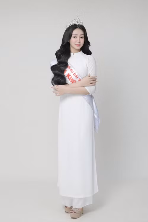 Á khôi Hồ Yến Nhi sở hữu gương mặt xinh đẹp, vóc dáng thon gọn.