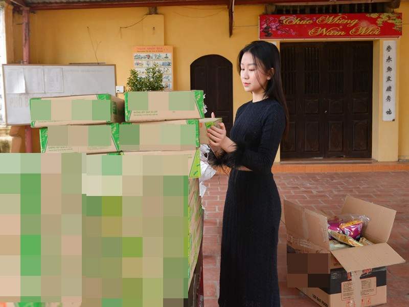 Nàng á khôi chia sẻ hình ảnh đi từ thiện.
