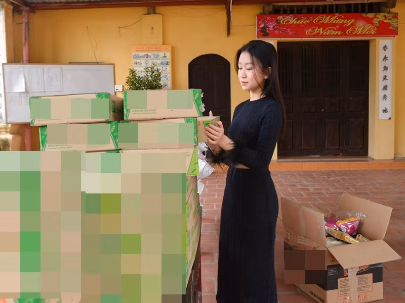 Nàng á khôi chia sẻ hình ảnh đi từ thiện.