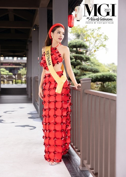 Trước bán kết Miss Grand International 2023 - Hoa hậu Hòa bình Quốc tế 2023, đại diện Việt Nam trải qua phần thi phỏng vấn kín. Lê Hoàng Phương diện trang phục lấy cảm hứng áo yếm Bắc Bộ, kết hợp họa tiết mang thị giác hình học trong kiến trúc. Ảnh: FBNV.