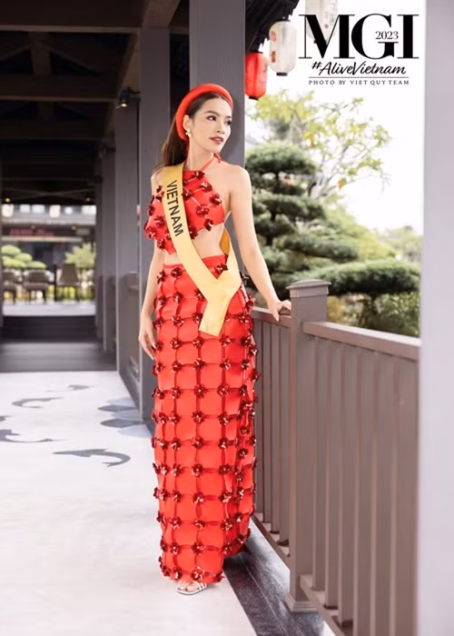 Trước bán kết Miss Grand International 2023 - Hoa hậu Hòa bình Quốc tế 2023, đại diện Việt Nam trải qua phần thi phỏng vấn kín. Lê Hoàng Phương diện trang phục lấy cảm hứng áo yếm Bắc Bộ, kết hợp họa tiết mang thị giác hình học trong kiến trúc. Ảnh: FBNV.