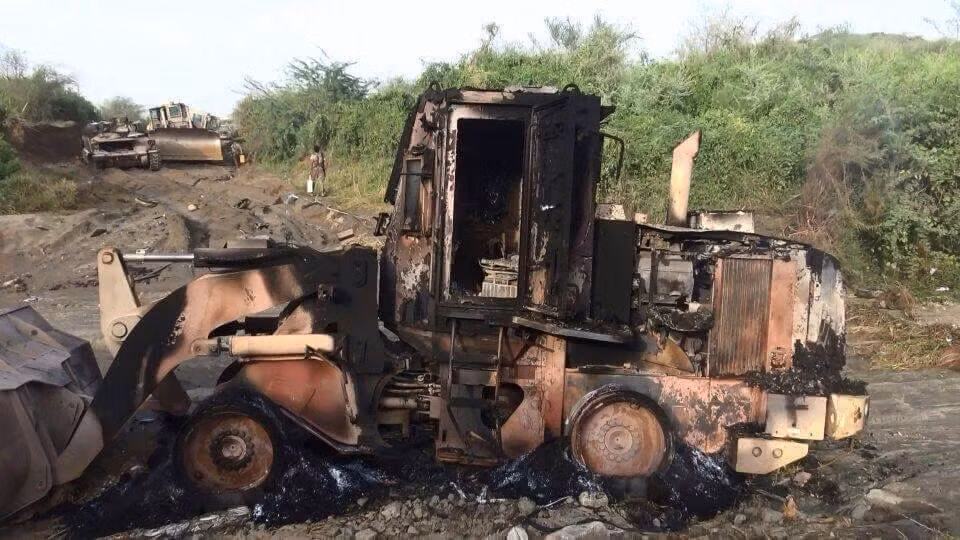 Một phương tiện xe ủi công binh bị phiến quân phá hủy.