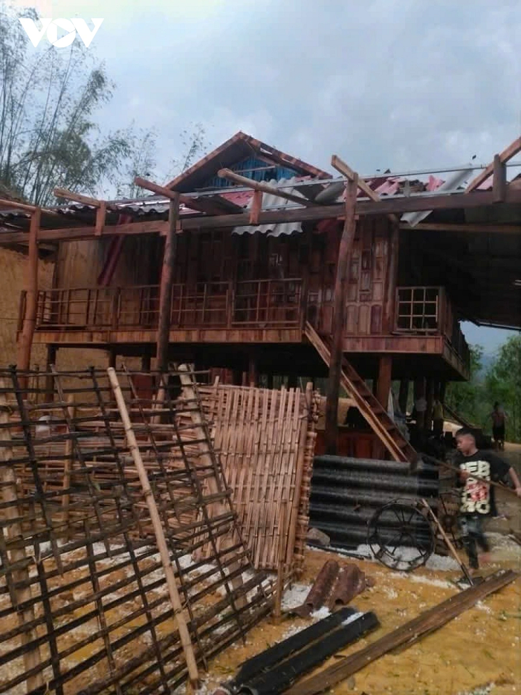 Nguoi dan hoang loan vi mua da, dong loc lam toc mai nha-Hinh-3