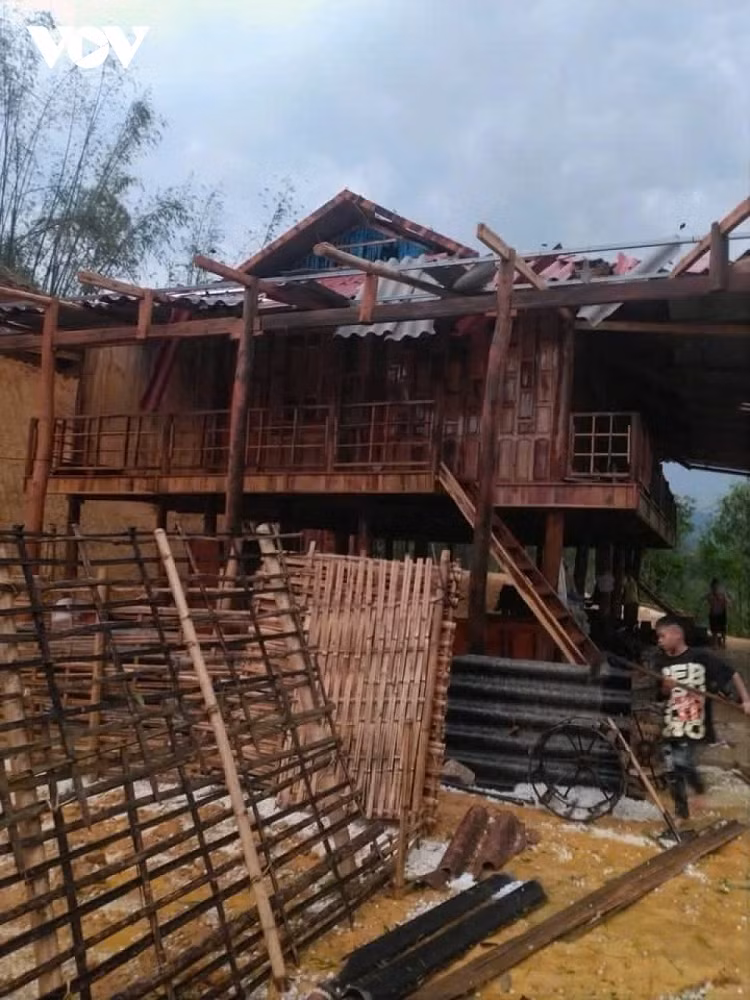 Nguoi dan hoang loan vi mua da, dong loc lam toc mai nha-Hinh-3