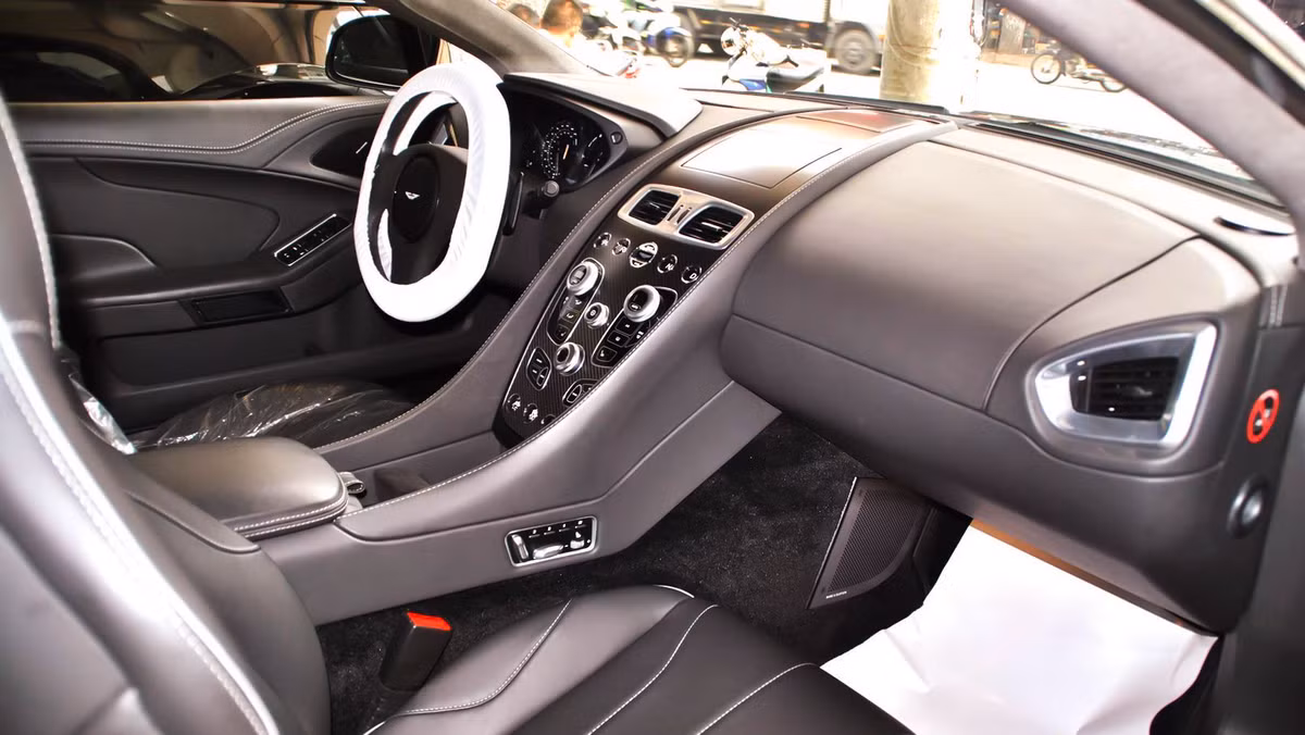 Nội thất của xe với các chi tiết bọc da cao cấp cùng những đường chỉ và logo Aston Martin thêu ngay vị trí tựa đầu cũng như giữa 2 hàng ghế sau, một màn hiển thị kiểu Head-Up sẽ khởi động khi cắm chìa khóa vào và dàn âm thanh Bang &amp; Olufsen cao cấp.