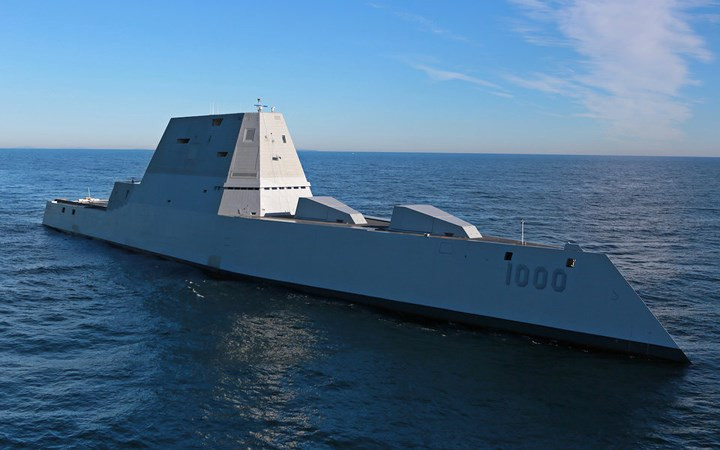 USS Zumwalt có hình dáng hoàn toàn khác với mọi tàu chiến thông thường, các cột ăng ten, đĩa radar và thiết bị viễn thông đều nằm khuất hoặc được bao bọc bên trong một cấu trúc nặng 900 tấn ở bên trên con tàu.