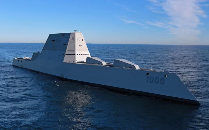 USS Zumwalt có hình dáng hoàn toàn khác với mọi tàu chiến thông thường, các cột ăng ten, đĩa radar và thiết bị viễn thông đều nằm khuất hoặc được bao bọc bên trong một cấu trúc nặng 900 tấn ở bên trên con tàu.