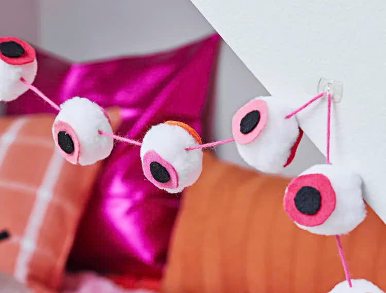 Trang tri tong hong dip Halloween 2024 de ngoi nha them quyen ru-Hinh-16