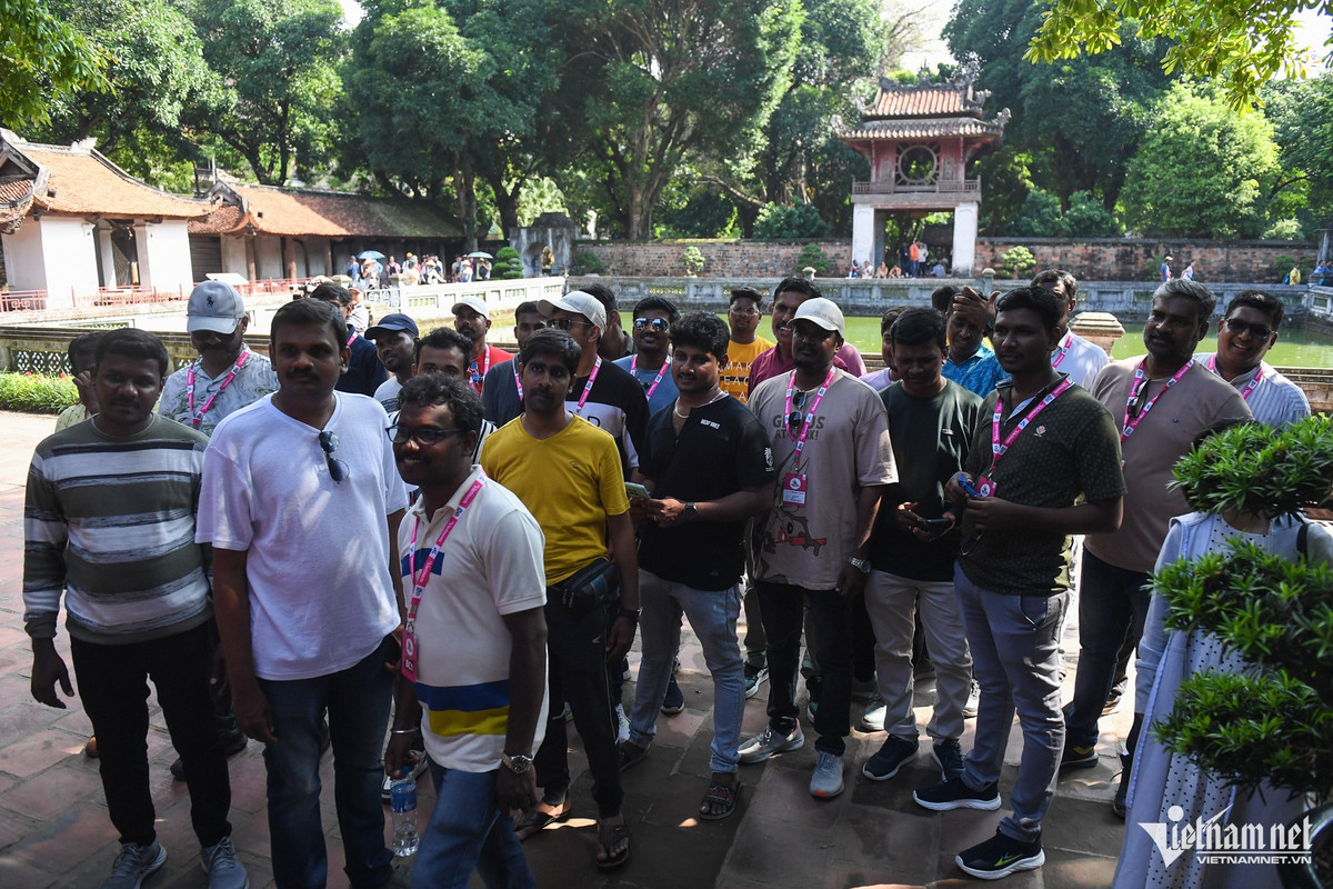 Những nhóm nhỏ trong đoàn 4.500 khách của Tập đoàn dược phẩm Sun Pharmaceutical Industries Limited (Ấn Độ) đã đến Hà Nội du lịch trong vài ngày qua. Chiều 28/8, ngay sau khi đặt chân tới Việt Nam, địa danh đầu tiên một nhóm khách ghé thăm là Văn Miếu - Quốc Tử Giám và di tích Nhà tù Hỏa Lò.